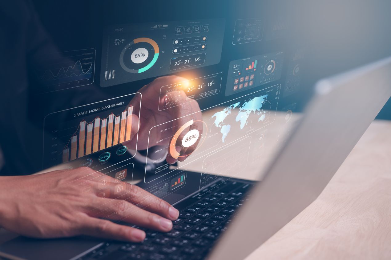 Hände am Laptop mit digitalen Dashboards und Datenvisualisierung – datengetriebene Automationstechnik in der Anwendung