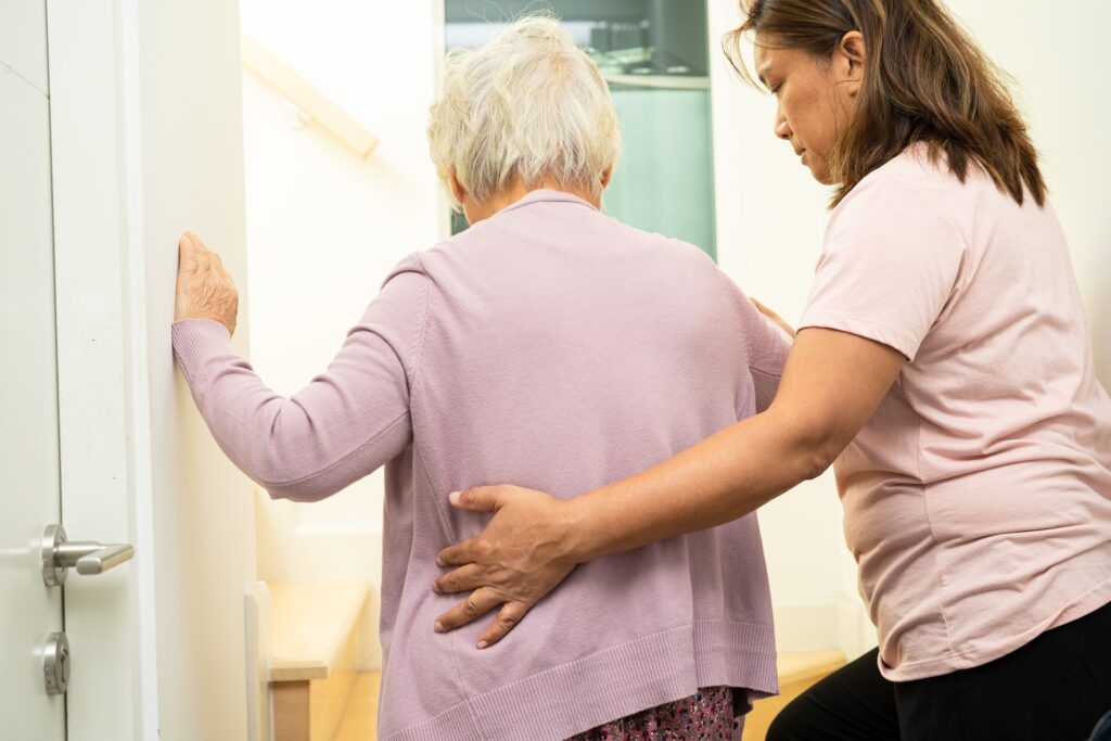 Seniorin erhält Hilfe an Treppe | Treppe Lift