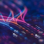 Abstrakte Visualisierung von Datenströmen in einem digitalen Netzwerk auf dunklem Hintergrund.