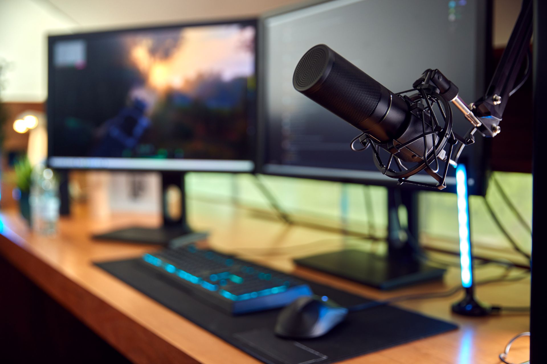 Professionelles Gaming- und Streaming-Setup mit Mikrofon und zwei Monitoren.