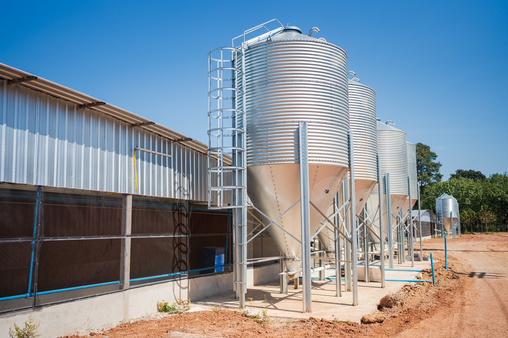 Mehrere Metallsilos für Schüttgutlagerung | Siloschlauch